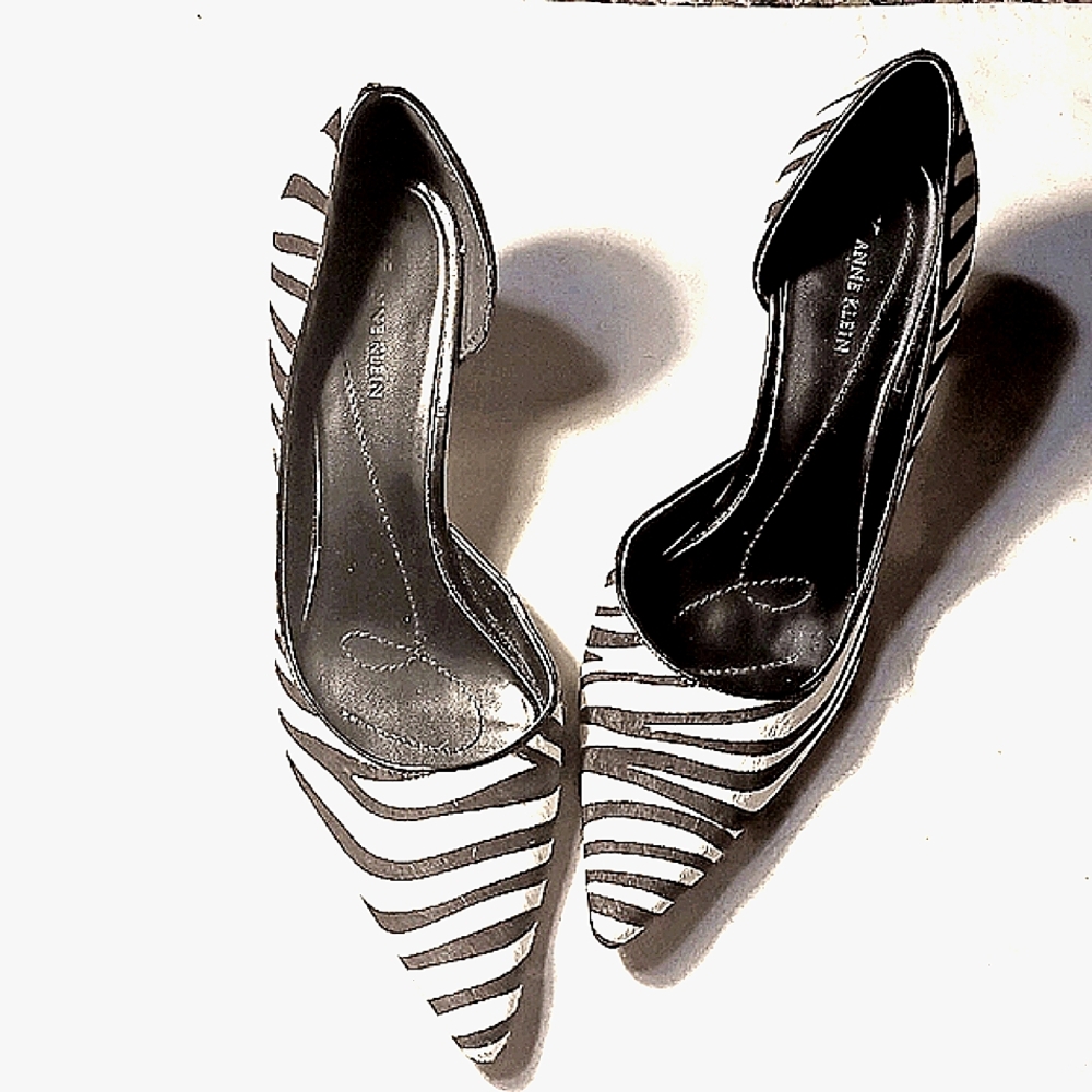 ANNE KLEIN ZEBRA FUR PUMP. SIZE 9M.